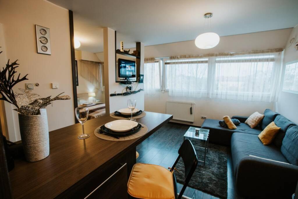 Nyugalom A Belvarosban Szeged Buitenkant foto