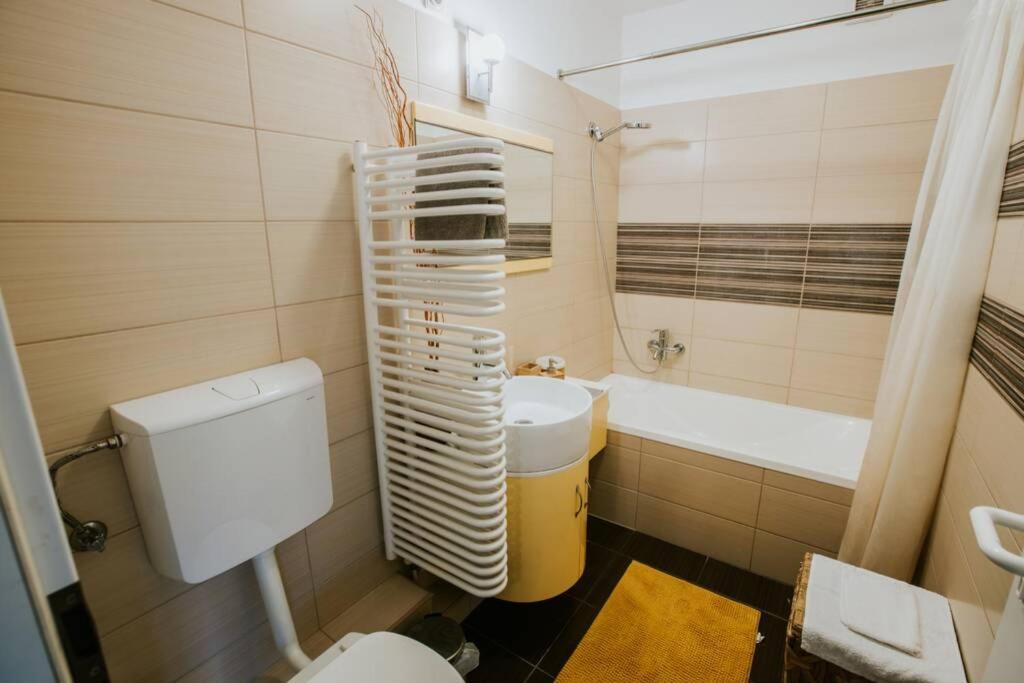 Nyugalom A Belvarosban Szeged Buitenkant foto